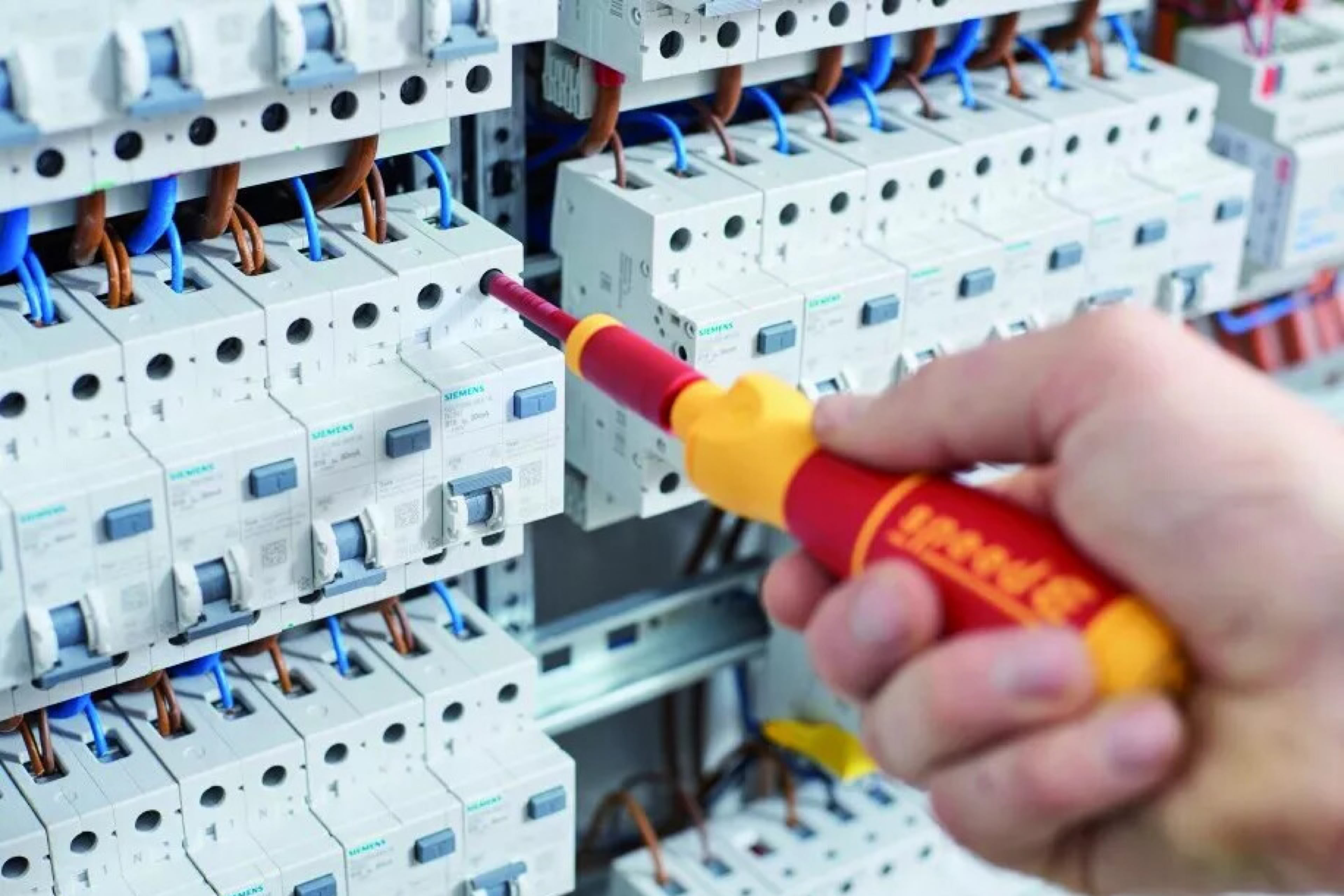 image d'un tableau électrique respectant la norme NFC15100, dont le serrage est respecté en utlisant un tournevise wiha spped E avec embout dynamométrique